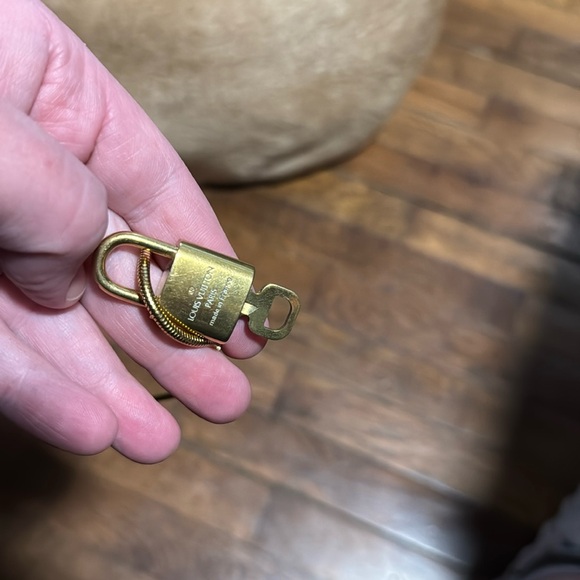 Louis Vuitton #317 lock and key w/chain - Picture 4 of 4